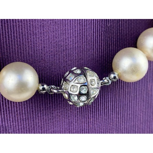 468 - A FAUX PEARL NECKLACE WITH CRYSTAL SET CATCH