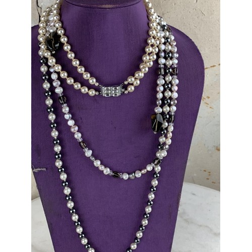 469 - A PEARL & SMOKEY QUARTZ WARAP AROUNDNECKLACE , BLACK AND WHITE PEARL NECKLACE & DOUBLE STRAND NECKLA... 