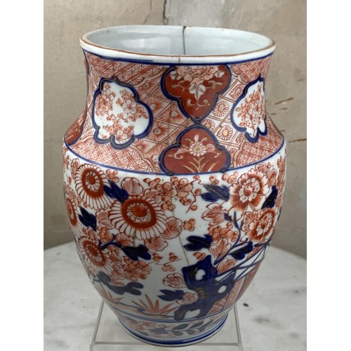 484 - A HEAVY ORIENTAL IMMARI PATTERN VASE WITH CORK TO BASE 9.5X5