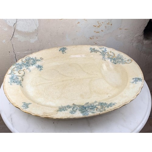 525 - A VERT LARGE BLUE & WHTE TURKEY PLATTER 21 x16