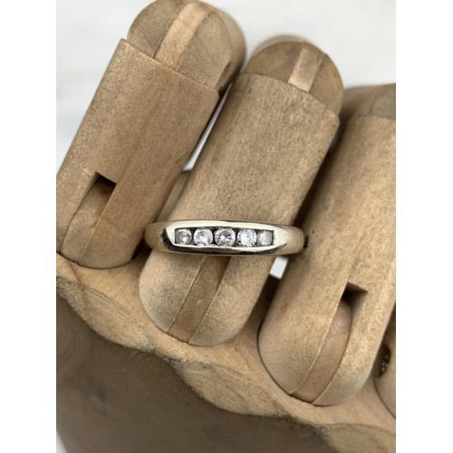 556 - A 9ct WHITE GOLD 5 STONE DIAMOND RING