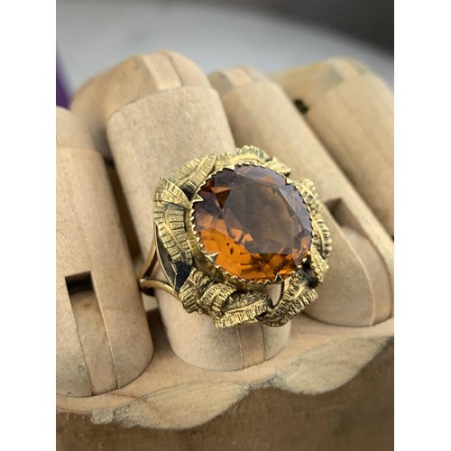 563 - A BRILLIANTLY ORNATE 9ct GOLD RING WITH ORANGE STONE