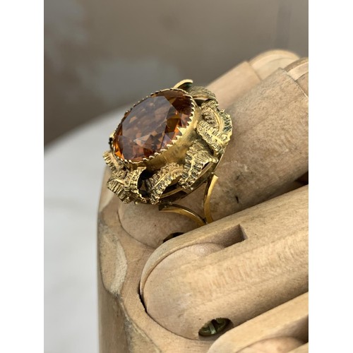 563 - A BRILLIANTLY ORNATE 9ct GOLD RING WITH ORANGE STONE