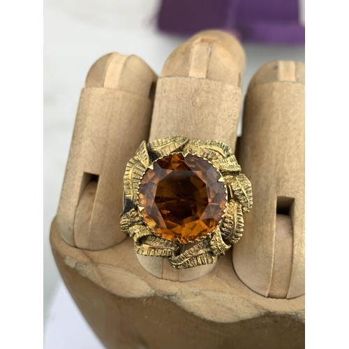 563 - A BRILLIANTLY ORNATE 9ct GOLD RING WITH ORANGE STONE