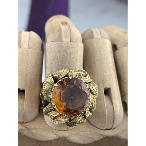 563 - A BRILLIANTLY ORNATE 9ct GOLD RING WITH ORANGE STONE