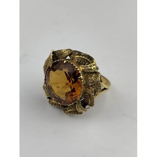 563 - A BRILLIANTLY ORNATE 9ct GOLD RING WITH ORANGE STONE