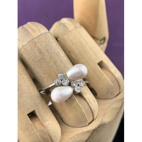 572 - A 9ct WHITE GOLD PEARL & WHITE SAPPHIRE RING (2.5grms) SIZE R