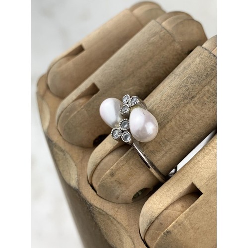 572 - A 9ct WHITE GOLD PEARL & WHITE SAPPHIRE RING (2.5grms) SIZE R