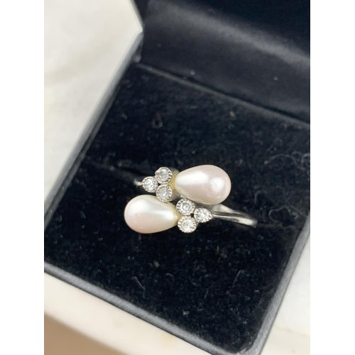 572 - A 9ct WHITE GOLD PEARL & WHITE SAPPHIRE RING (2.5grms) SIZE R