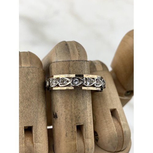 580 - A 9ct GOLD RING SET WITH DIAMONDS (2.4grms) SIZE W