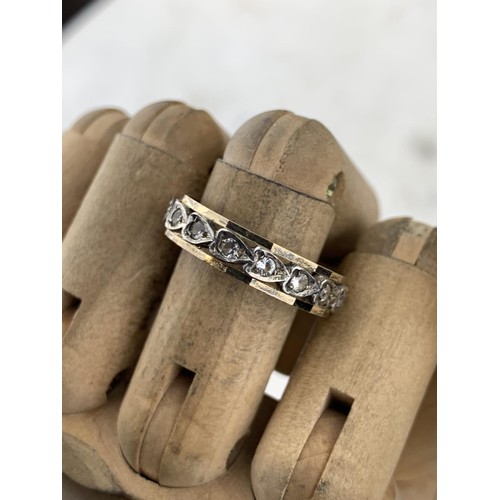 580 - A 9ct GOLD RING SET WITH DIAMONDS (2.4grms) SIZE W