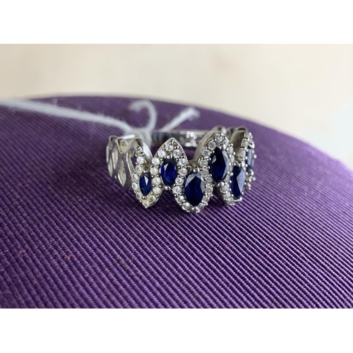 586 - A DESIGNER STYLE CZ SILVER BLUE STONE RING