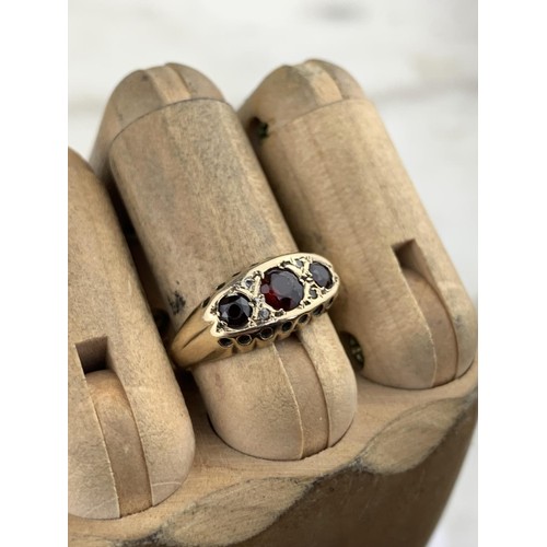 589 - AN ANTIQUE GARNET AND DIAMOND 9ct GOLD RING