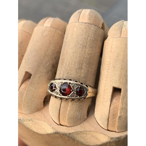 589 - AN ANTIQUE GARNET AND DIAMOND 9ct GOLD RING