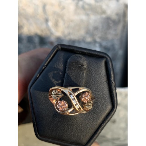 603 - 18ct GOLD 3 STONE DIAMOND RING WITH FLORAL DESIGN