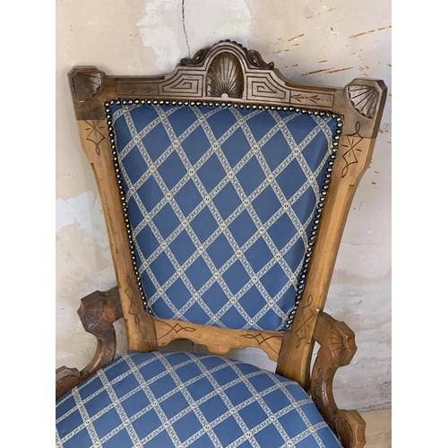 614 - A CARVED VICTORIAN SIDE CHAIR