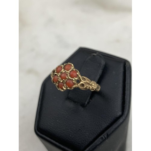 596 - AN ORNATE ANTIQUE STLYE 9CT GOLD CORNELIAN STONE RING