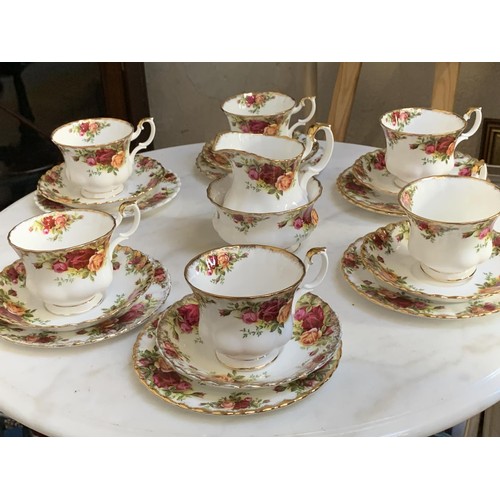 661 - A 20 PIECE OLD COUNTRY ROSE TEA SERVICE BY ROYAL ALBERT