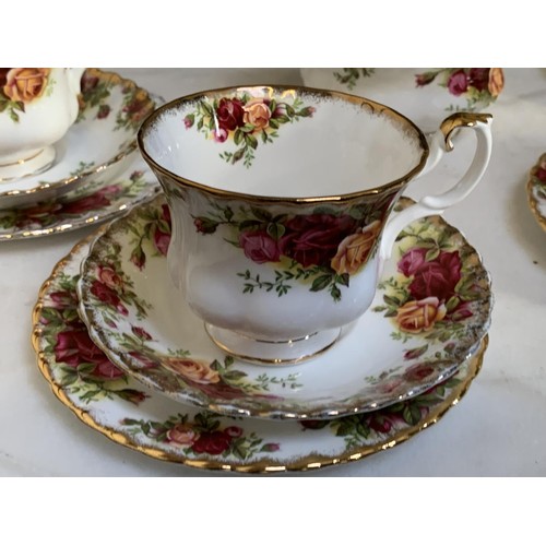 661 - A 20 PIECE OLD COUNTRY ROSE TEA SERVICE BY ROYAL ALBERT