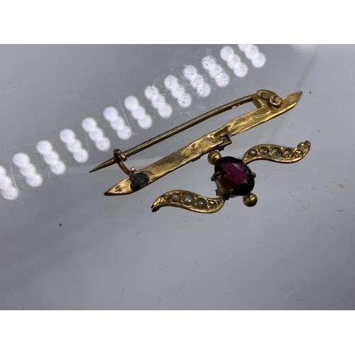 721 - A 9ct GOLD ,GARNET AND SEED PEARL BROOCH