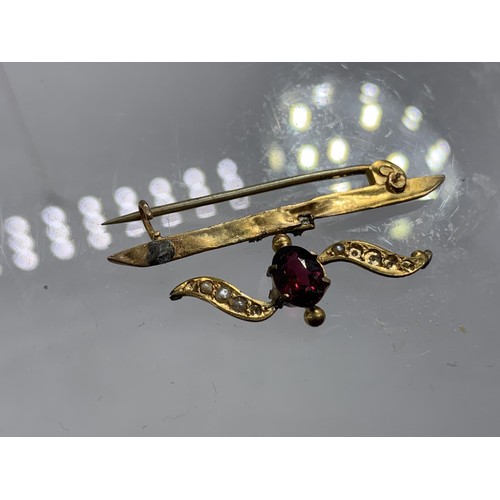 721 - A 9ct GOLD ,GARNET AND SEED PEARL BROOCH