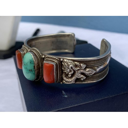 728 - A HIGH QUALITY ORIENTAL BANGLE WITH TORQUOISE & SEMI PRECIOUS STONES DEPICTING FOO DOGS & DRAGONS