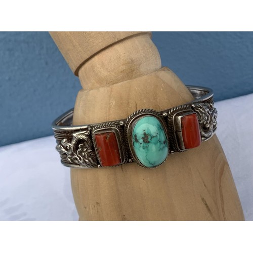 728 - A HIGH QUALITY ORIENTAL BANGLE WITH TORQUOISE & SEMI PRECIOUS STONES DEPICTING FOO DOGS & DRAGONS