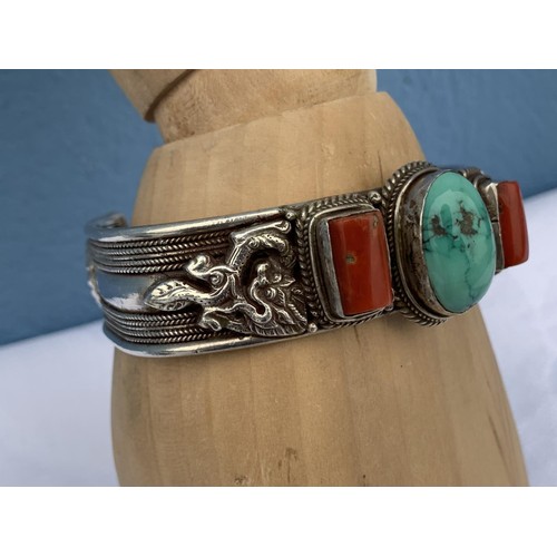 728 - A HIGH QUALITY ORIENTAL BANGLE WITH TORQUOISE & SEMI PRECIOUS STONES DEPICTING FOO DOGS & DRAGONS