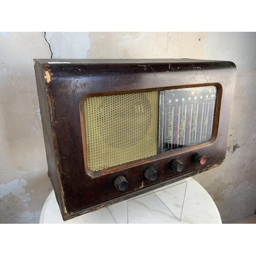 747 - OLD VALVE RADIO