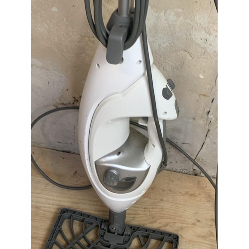 118 - A SHARK PROFESSIONAL STEAM MOP