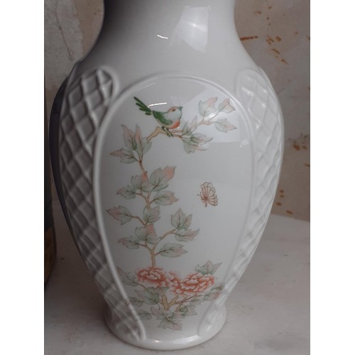 55 - A BOXED ROYAL WINTON VASE 8