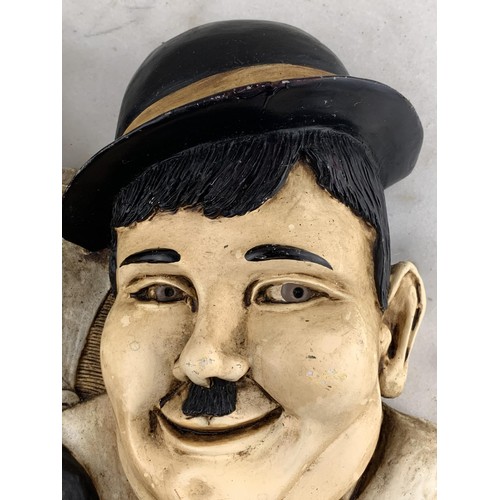 160 - LAUREL & HARDY WALL PLAQUE 13 X 9