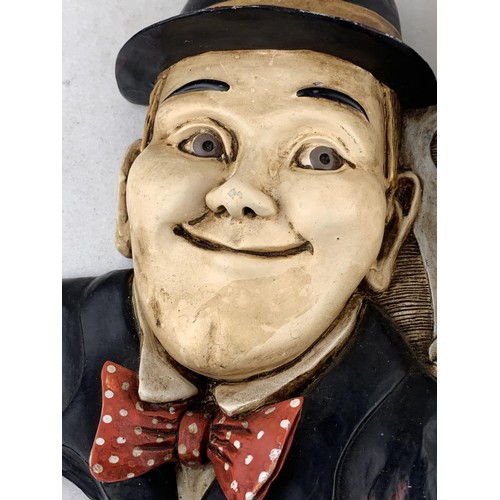 160 - LAUREL & HARDY WALL PLAQUE 13 X 9