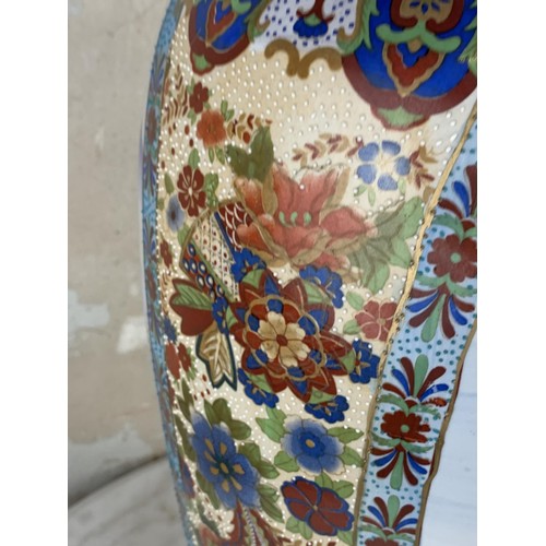 173 - A LARGE ORIENTAL PATTERNED VASE 23