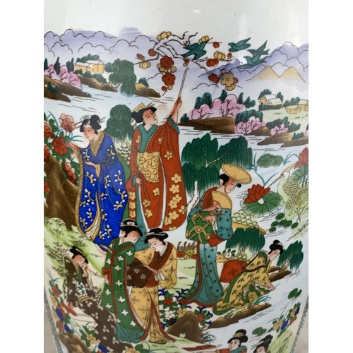 173 - A LARGE ORIENTAL PATTERNED VASE 23