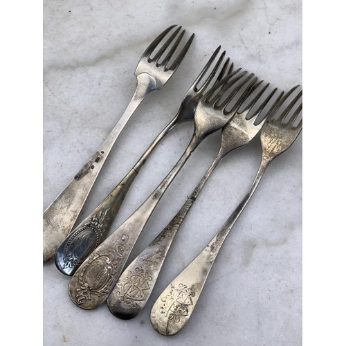 200 - 5 MIXED SILVER FORKS 270gms