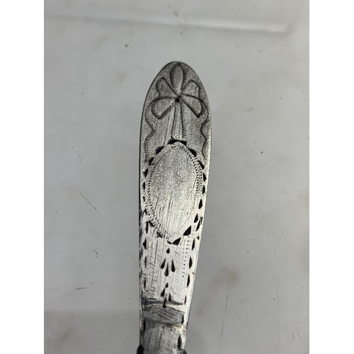 211 - EARLY IRISH SILVER TEASPOON DEPICTING SHAMROCK 9.7gms