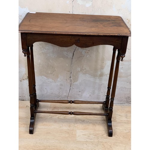 191 - A SMALL ELEGANNT MOULDED EDGE SIDE TABLE WITH TURNED STRETCHERS