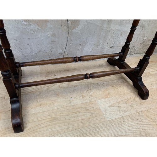 191 - A SMALL ELEGANNT MOULDED EDGE SIDE TABLE WITH TURNED STRETCHERS