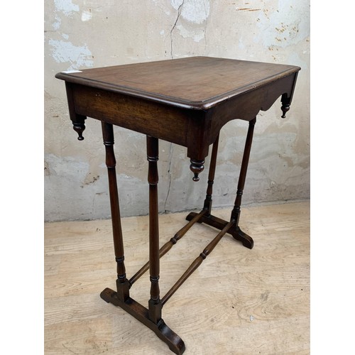 191 - A SMALL ELEGANNT MOULDED EDGE SIDE TABLE WITH TURNED STRETCHERS