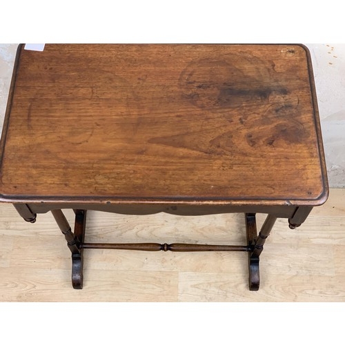 191 - A SMALL ELEGANNT MOULDED EDGE SIDE TABLE WITH TURNED STRETCHERS