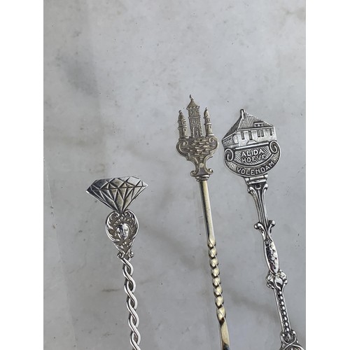 251 - 3 SILVER COLLECTORS SPOONS 29.1grms