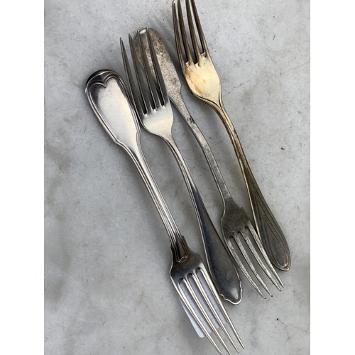 262 - 4 MIXED SILVER FORKS 167.3 GRAMS