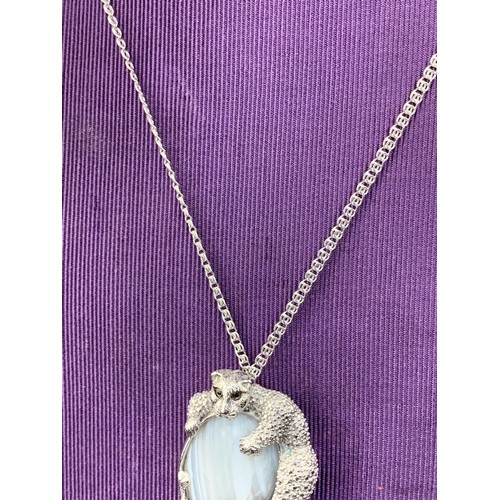 266 - SILVER LEOPARD WITH SAPPHIRE EYES SET WITH SEMI PRESIOUS STONE ON A LONG SILVER CHAIN