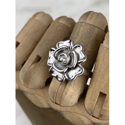 269 - A SILVER FLORAL PATTERN RING