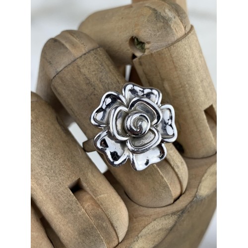 269 - A SILVER FLORAL PATTERN RING