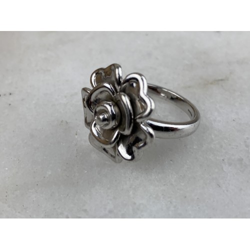 269 - A SILVER FLORAL PATTERN RING