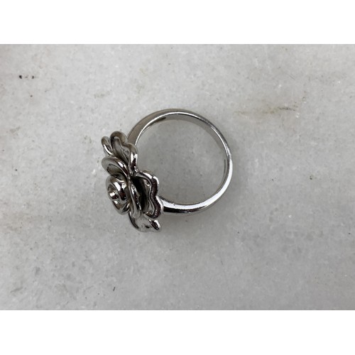 269 - A SILVER FLORAL PATTERN RING