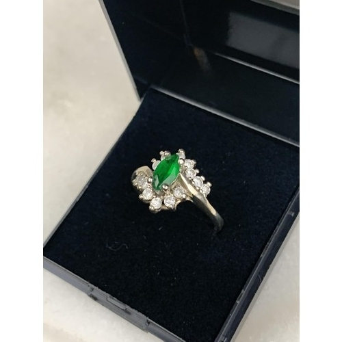 271 - A GREEN AND WHITE STONE DRESS RING