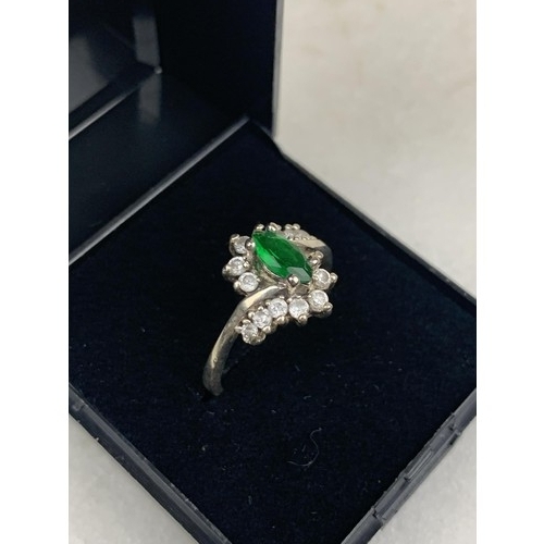 271 - A GREEN AND WHITE STONE DRESS RING